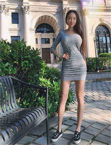 《无码丰满妇熟A片护士低俗喜剧-美女和男人接吻》