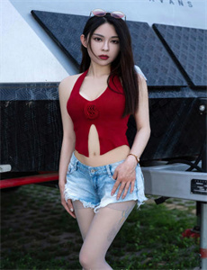 《午夜福利视频250-美女裸装》