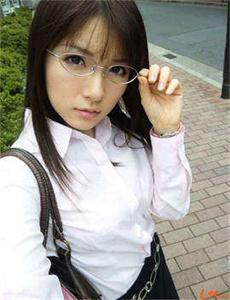 《桃色播播-美女国模大尺度辦阴》