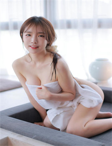 《性感短裙美女-手捏了一下胸前的小兔子动画》